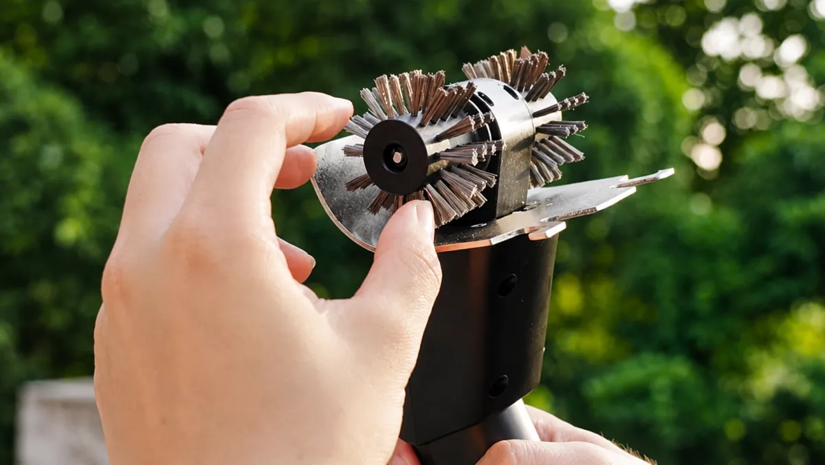 Swapping the stainless-steel brush head on the Wamoma GrillMaster